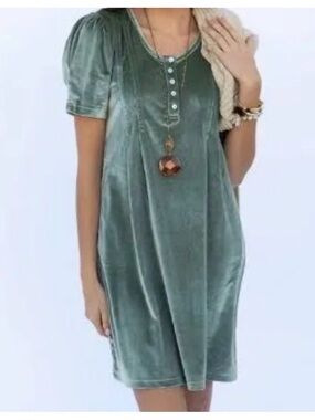 Evy’s Tree The Anna Velvet Green Puff Sleeve Dress